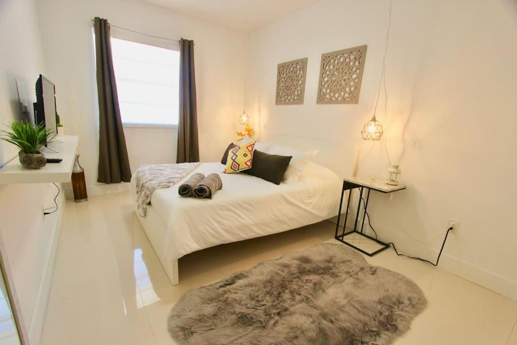 Апартаменты Modern 1/1, Half A Block From The Ocean Майами-Бич Экстерьер фото